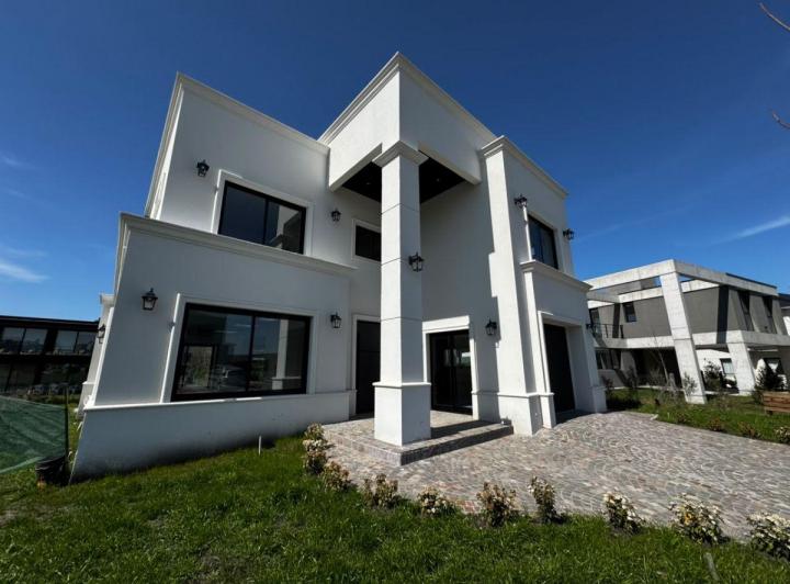 Casa · 270m² · 5 Ambientes · 1 Cochera