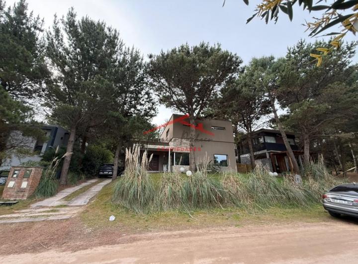 Casa · 320m² · 5 Ambientes · 1 Cochera