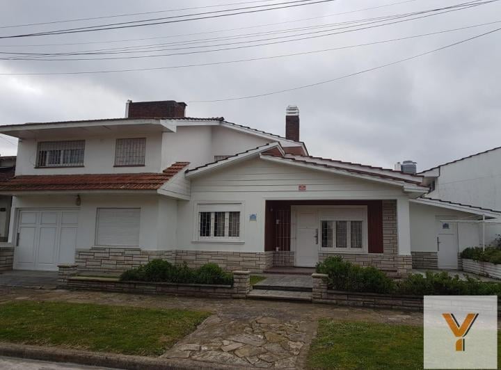 Casa · 130m² · 5 Ambientes · 2 Cocheras