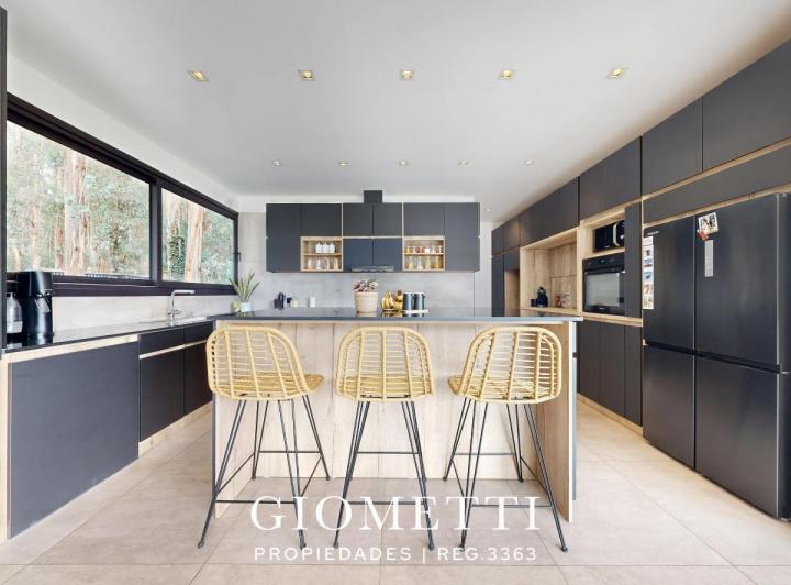 Casa · 312m² · 5 Ambientes · 2 Cocheras