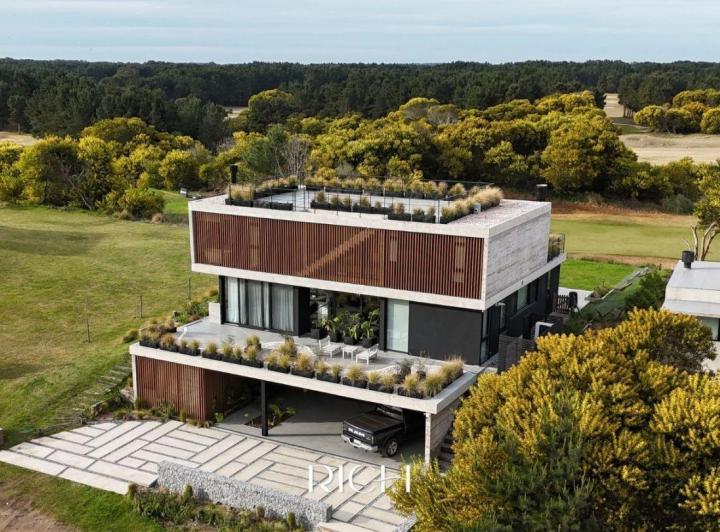 Casa · 381m² · 6 Ambientes · 2 Cocheras
