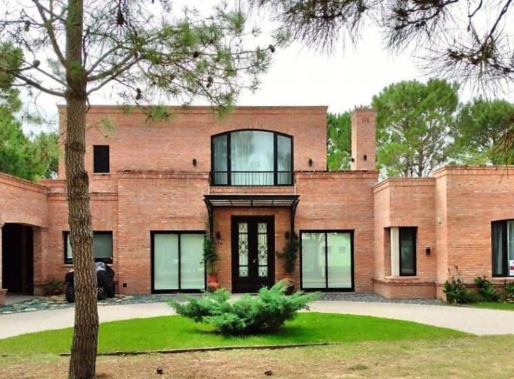 Casa · 250m² · 4 Dormitorios · 1 Cochera