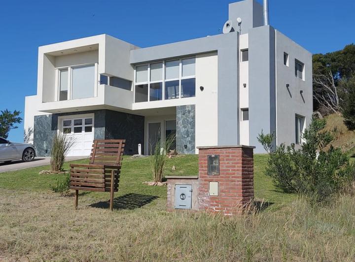 Casa · 210m² · 3 Dormitorios · 1 Cochera