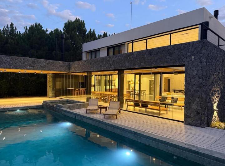 Casa · 437m² · 9 Ambientes · 2 Cocheras