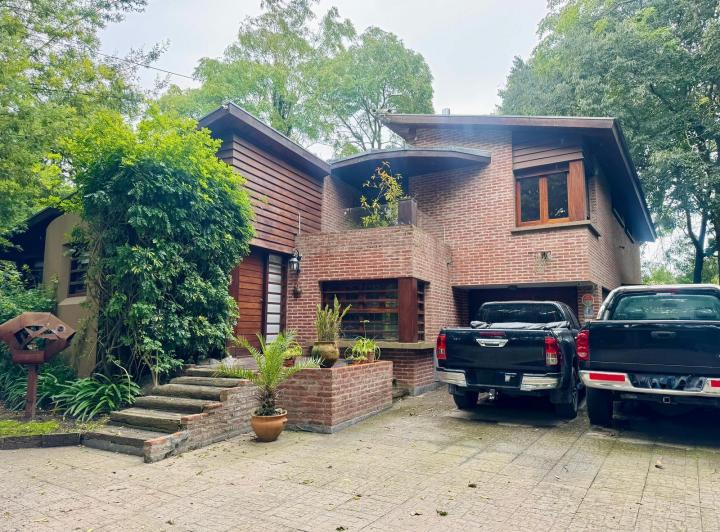 Casa · 300m² · 4 Ambientes · 6 Cocheras
