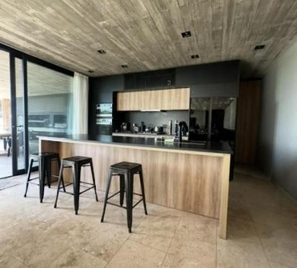 Casa · 900m² · 8 Ambientes · 4 Cocheras