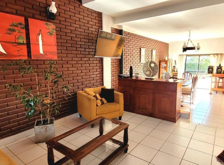 Casa · 220m² · 3 Dormitorios · 2 Cocheras
