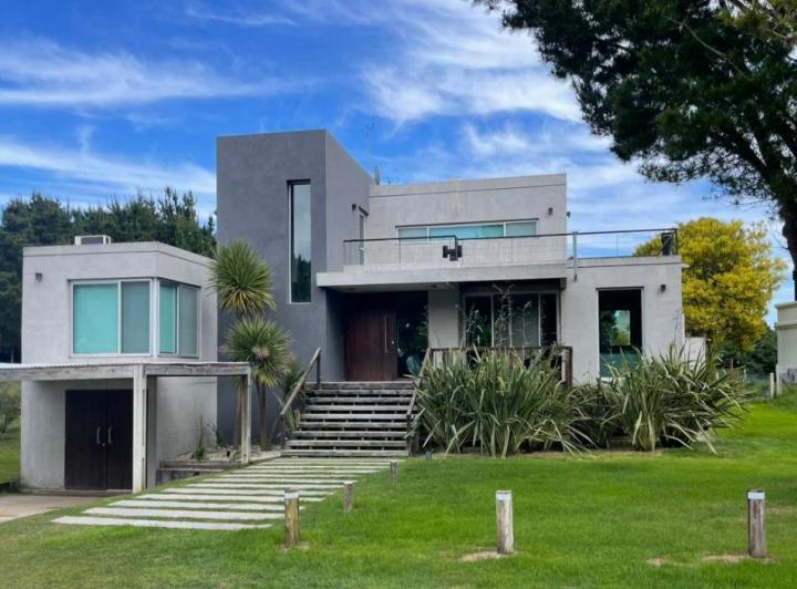 Casa · 185m² · 5 Ambientes · 3 Cocheras