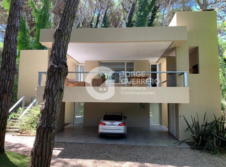 Casa · 300m² · 4 Dormitorios · 1 Cochera