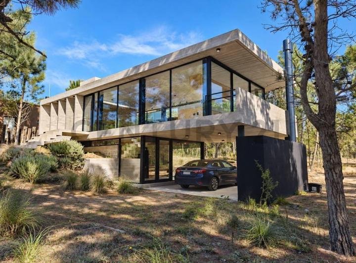 Casa · 230m² · 5 Ambientes · 2 Cocheras