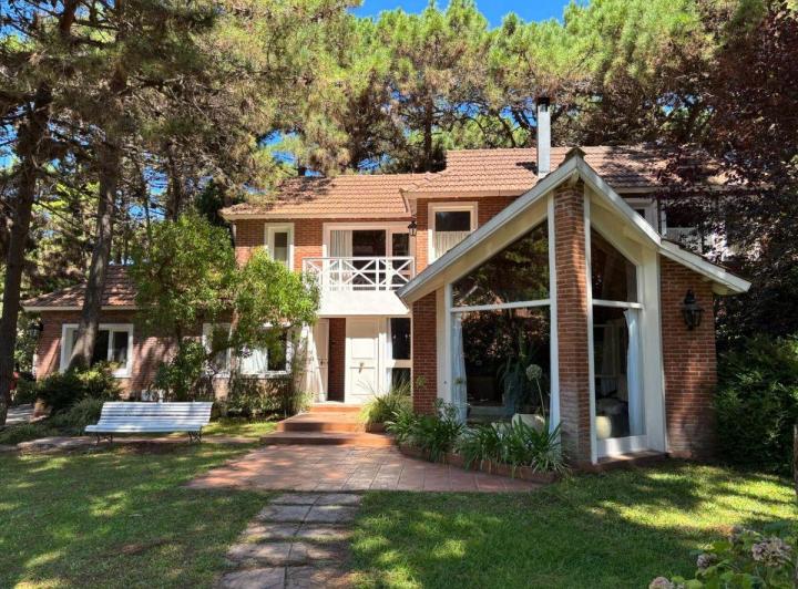 Casa · 182m² · 5 Ambientes · 3 Cocheras