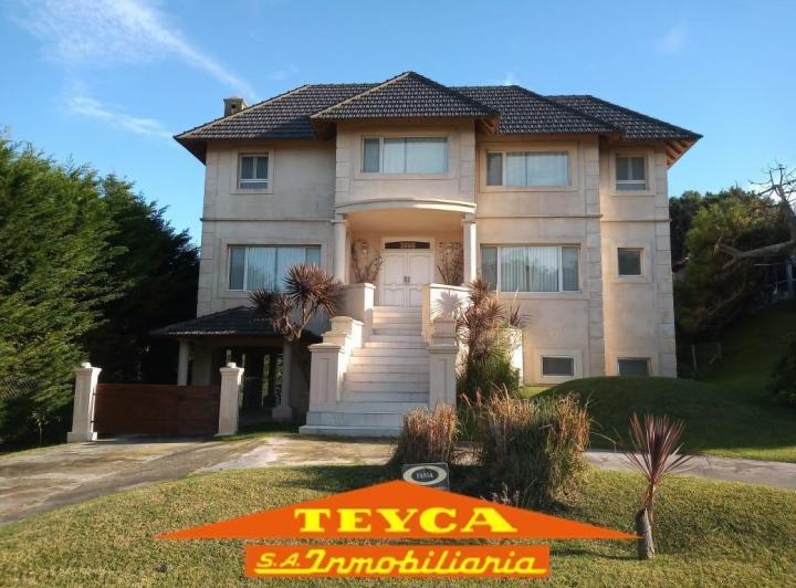 Casa · 240m² · 5 Ambientes · 1 Cochera