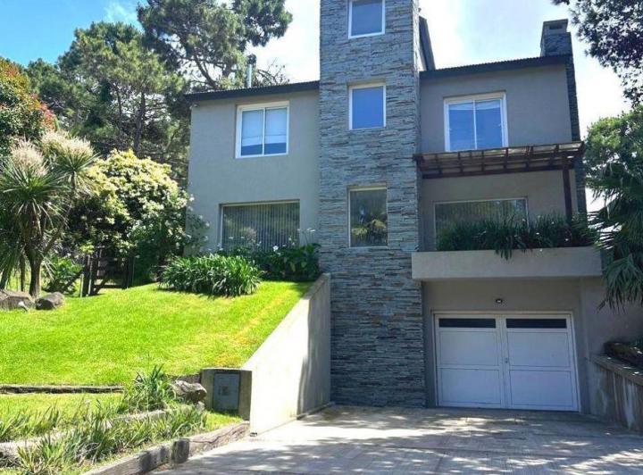 Casa · 350m² · 5 Ambientes · 3 Cocheras