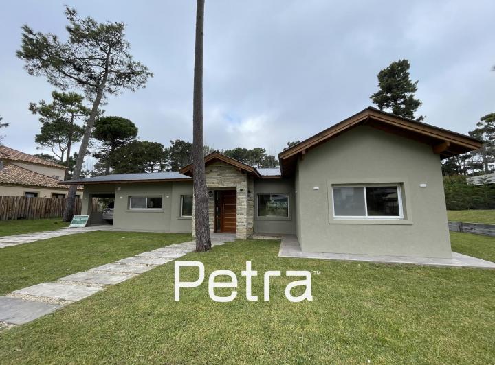 Casa · 1075m² · 4 Ambientes · 2 Cocheras