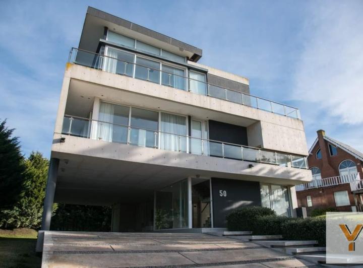 Casa · 450m² · 8 Ambientes