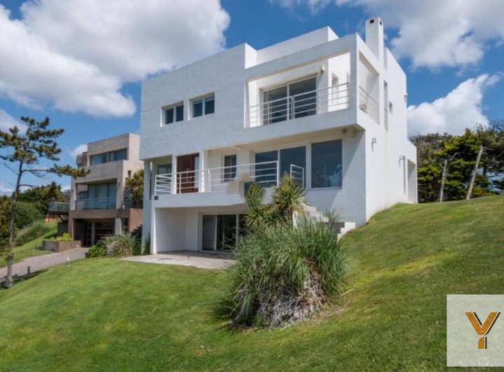 Casa · 288m² · 5 Ambientes · 2 Cocheras