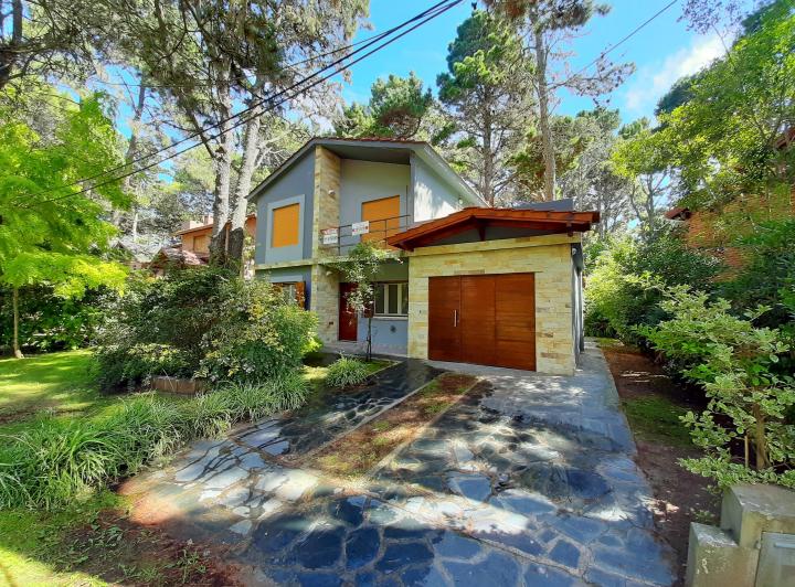 Casa · 300m² · 5 Ambientes · 1 Cochera