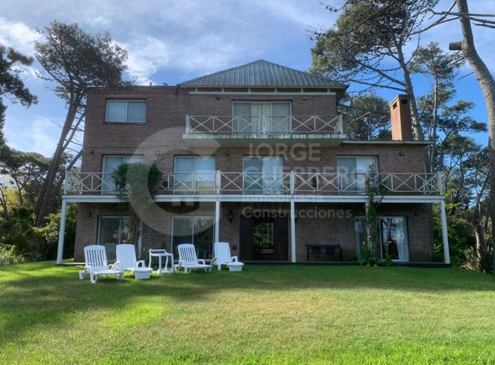 Casa · 1430m² · 8 Dormitorios