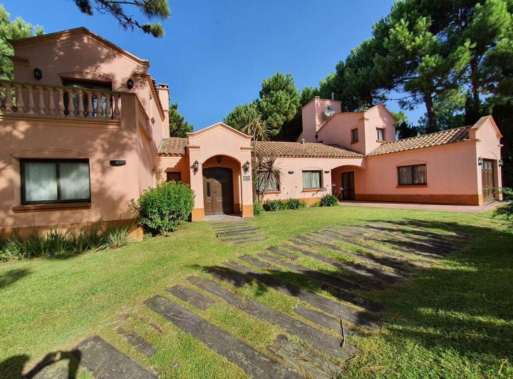 Casa · 250m² · 5 Ambientes · 1 Cochera