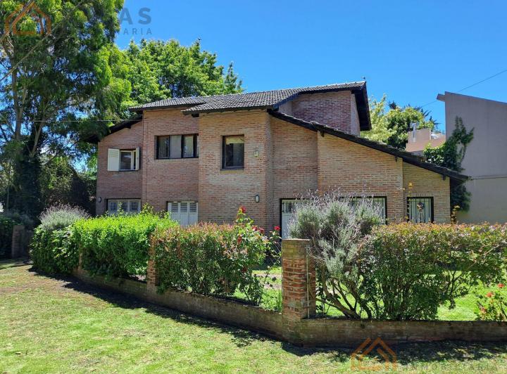 Casa · 170m² · 4 Ambientes · 1 Cochera