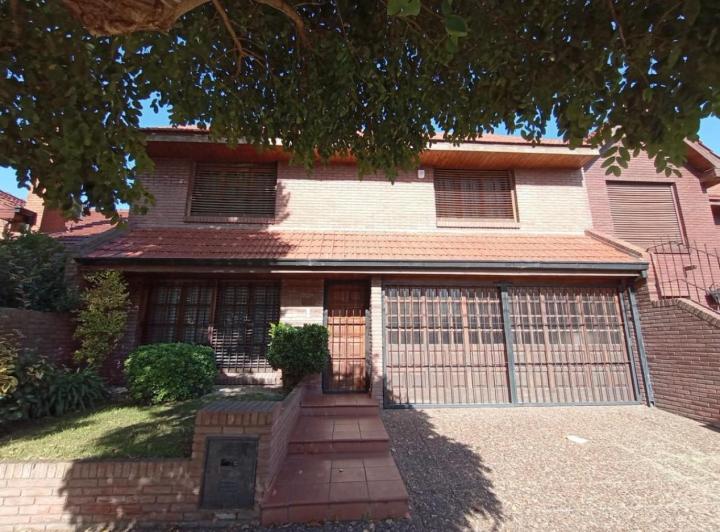 Casa · 222m² · 5 Ambientes · 2 Cocheras