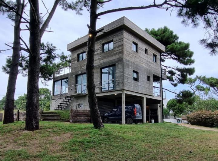 Casa · 245m² · 5 Ambientes · 1 Cochera