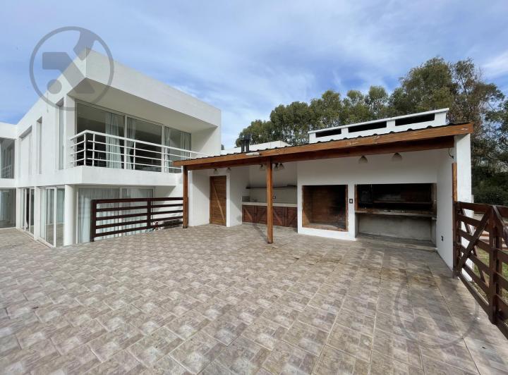 Casa · 342m² · 4 Ambientes · 2 Cocheras