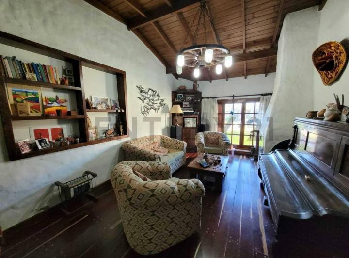 Casa · 214m² · 4 Ambientes · 1 Cochera