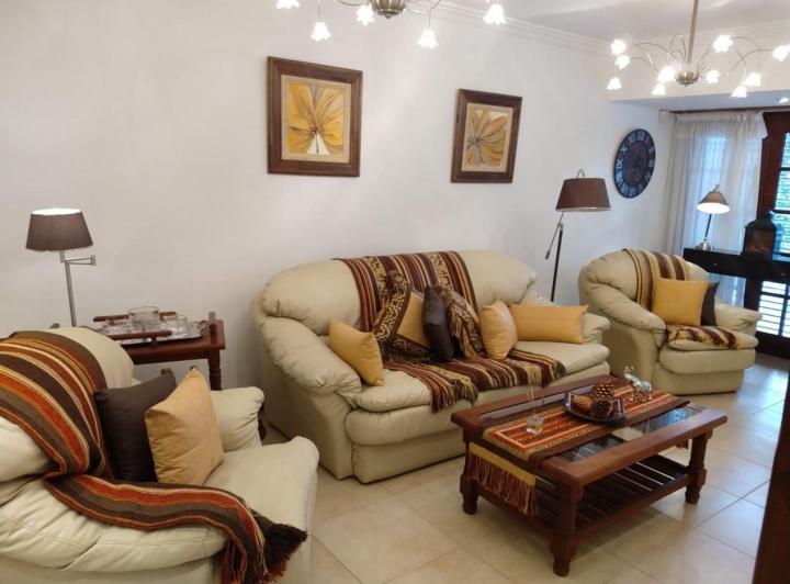 Casa · 300m² · 6 Ambientes · 2 Cocheras