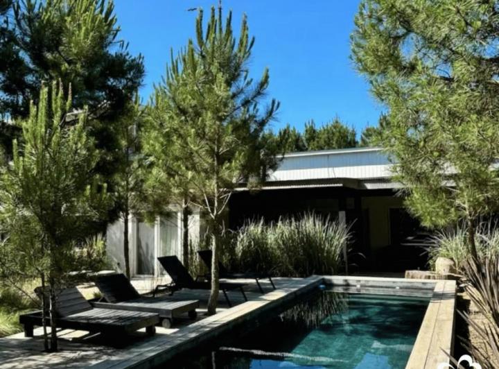 Casa · 265m² · 8 Ambientes · 1 Cochera