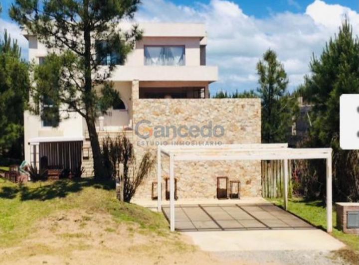 Casa · 560m² · 8 Ambientes · 4 Cocheras