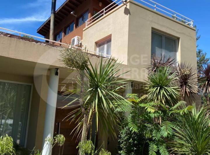 Casa · 978m² · 4 Dormitorios
