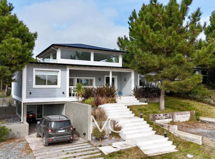 Casa · 220m² · 6 Ambientes · 2 Cocheras