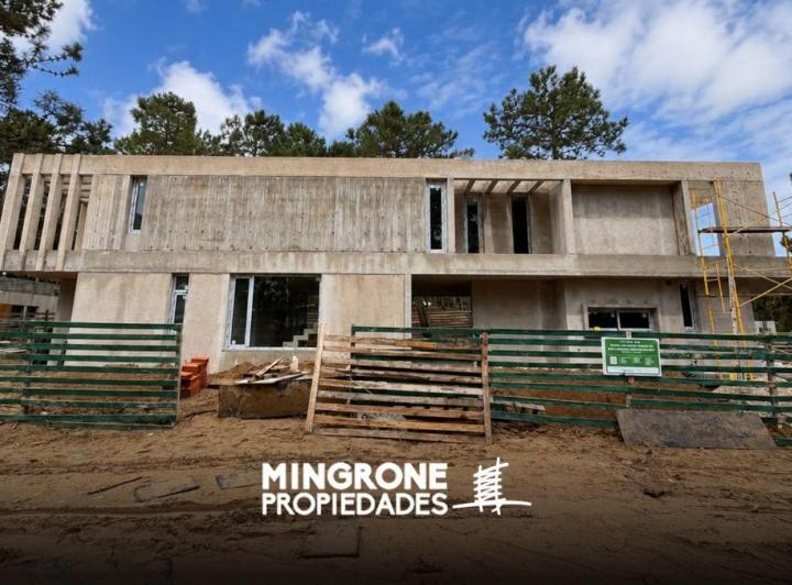 Casa · 240m² · 5 Ambientes · 1 Cochera