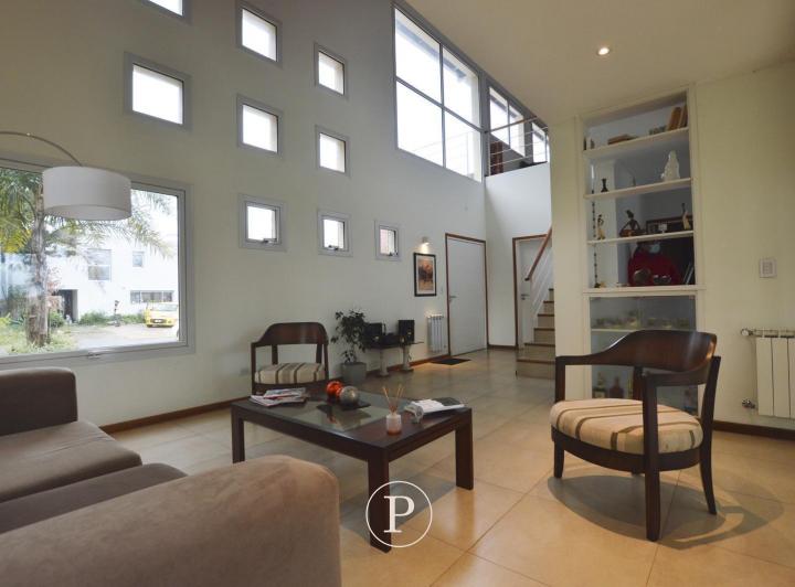 Casa · 200m² · 6 Ambientes · 2 Cocheras
