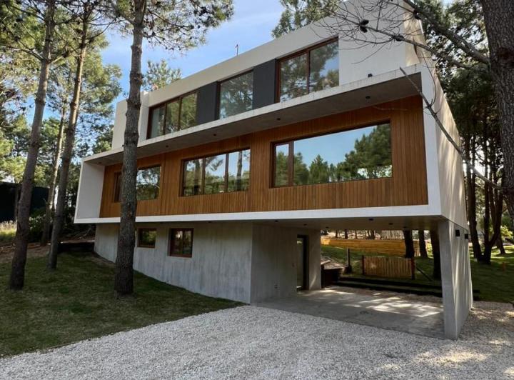 Casa · 258m² · 6 Ambientes · 2 Cocheras