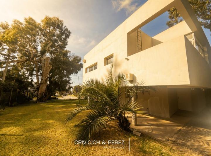 Casa · 180m² · 5 Ambientes · 2 Cocheras