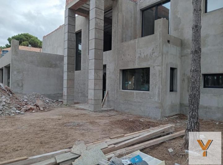 Casa · 340m² · 6 Ambientes · 2 Cocheras