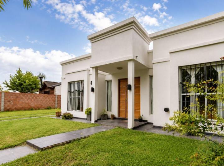 Casa · 100m² · 3 Ambientes · 2 Cocheras