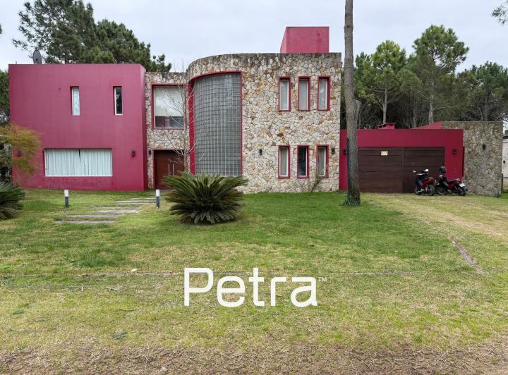 Casa · 250m² · 6 Ambientes · 2 Cocheras