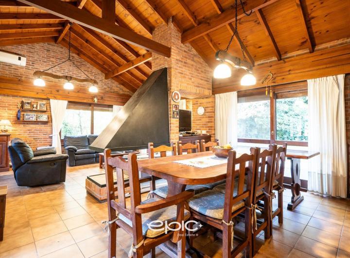 Casa · 212m² · 5 Ambientes · 2 Cocheras