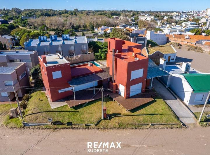 Casa · 320m² · 6 Ambientes · 2 Cocheras