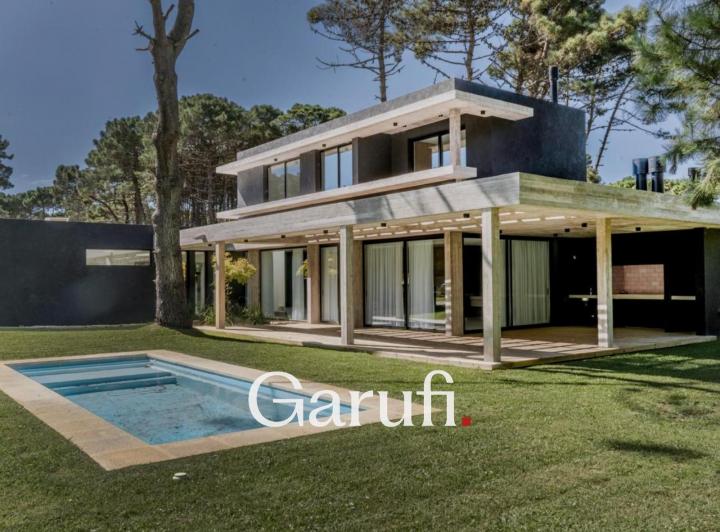 Casa · 180m² · 4 Ambientes · 1 Cochera