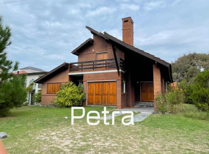 Casa · 135m² · 4 Ambientes · 2 Cocheras