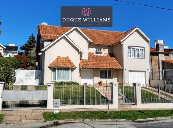 Casa · 323m² · 5 Ambientes · 2 Cocheras