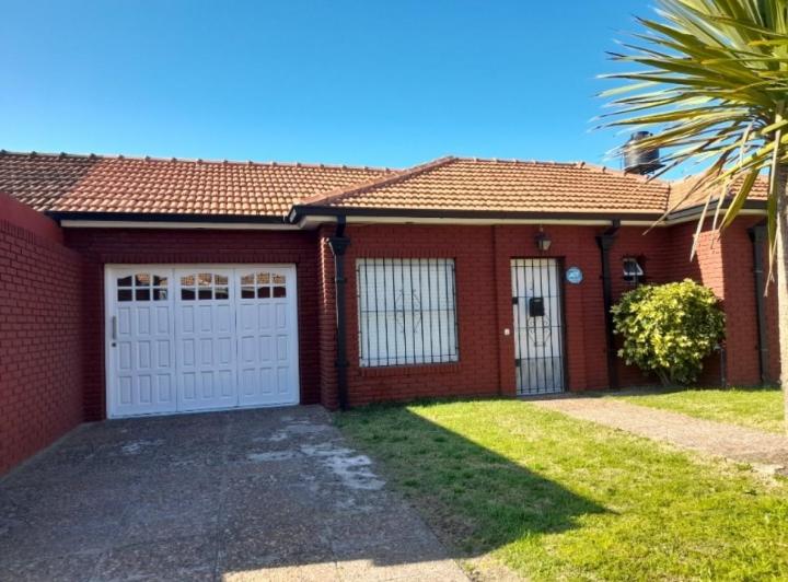 Casa · 90m² · 3 Ambientes · 2 Cocheras