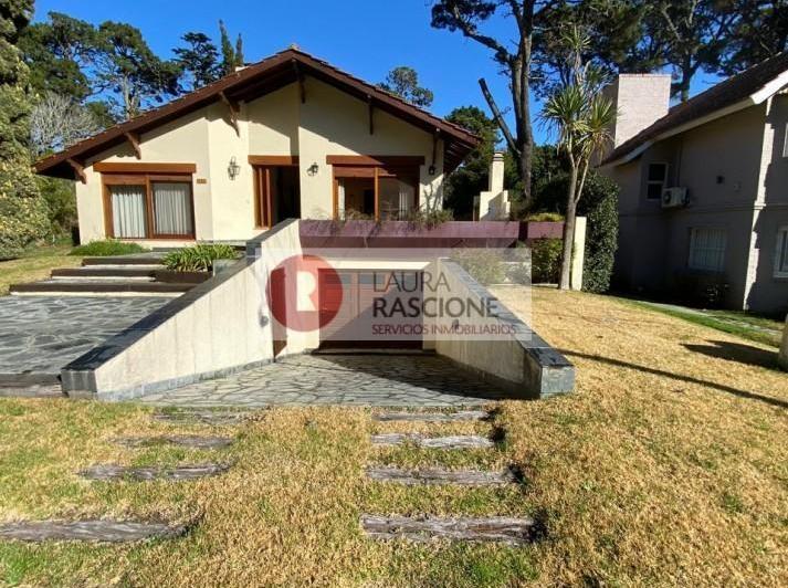 Casa · 230m² · 5 Ambientes · 1 Cochera
