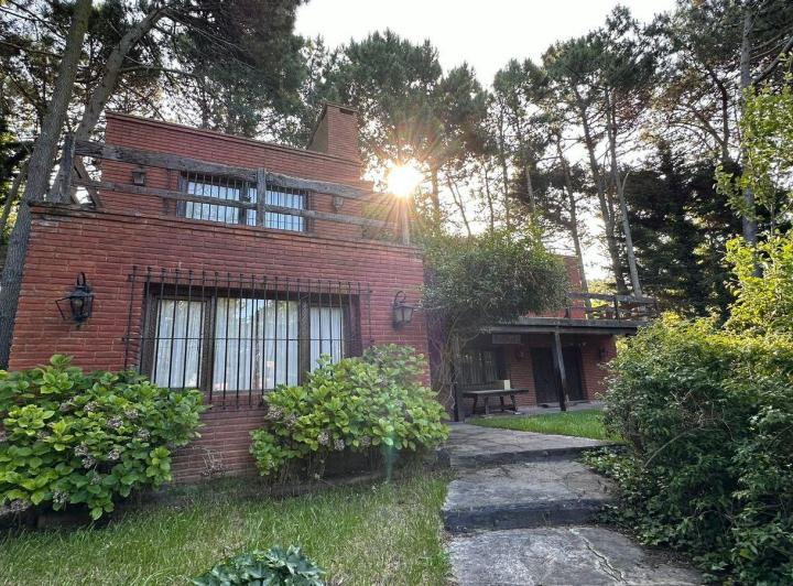 Casa · 250m² · 5 Dormitorios · 1 Cochera