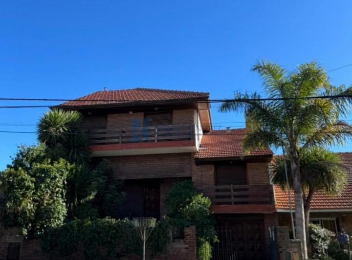 Casa · 341m² · 6 Ambientes · 1 Cochera