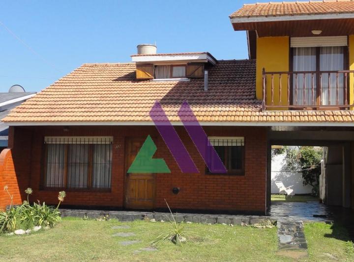 Casa · 130m² · 4 Ambientes · 2 Cocheras